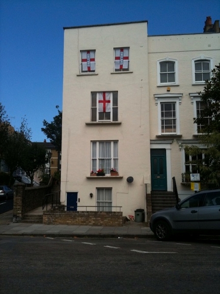 Englandfahnen in Hausfenstern